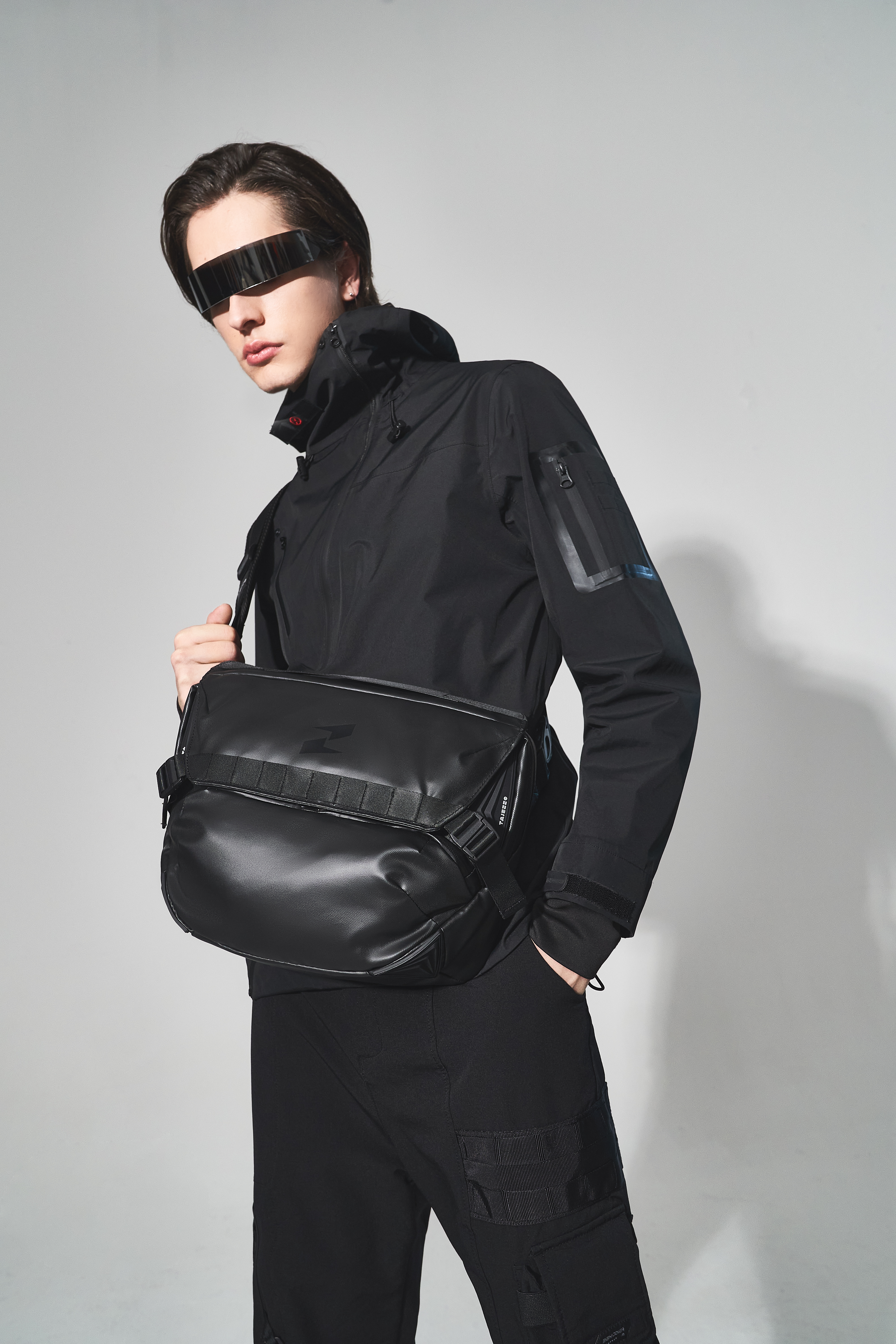 Inclined shoulder bag，Pocket，