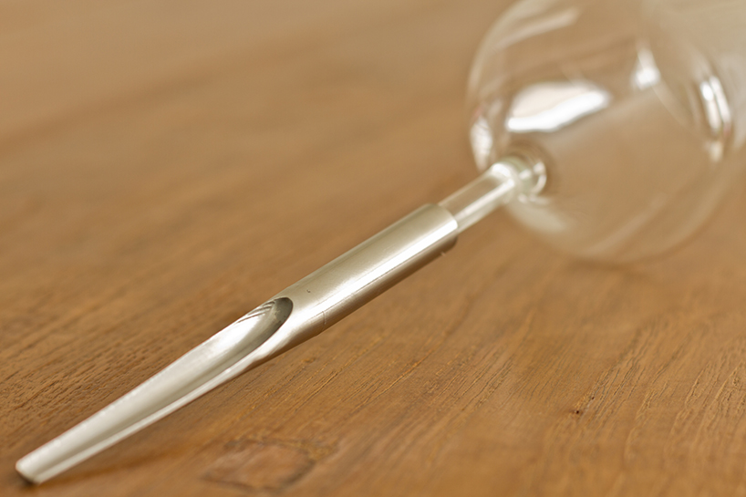 Special for lawn，Wine cup，Pointer，Pour the glass of red wine on the ground，