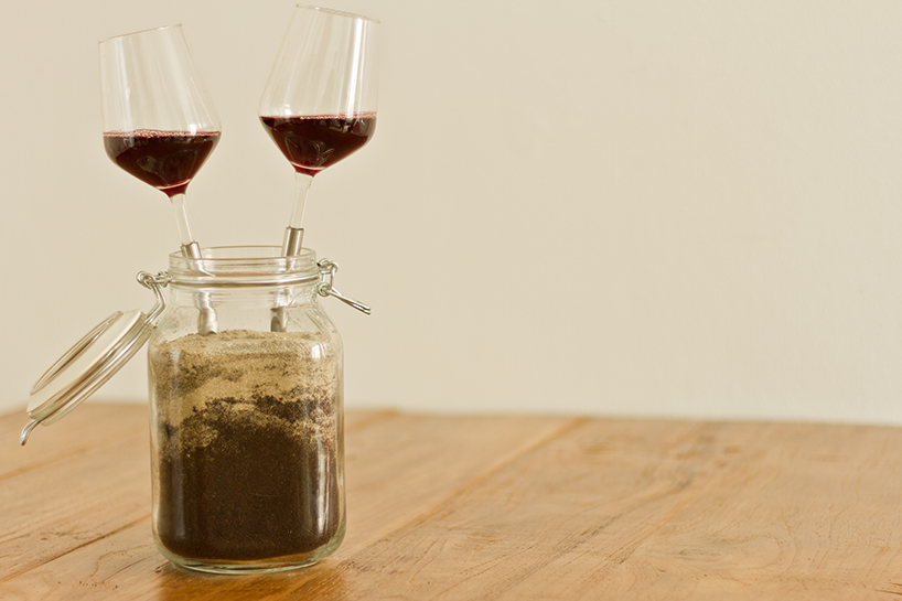 Special for lawn，Wine cup，Pointer，Pour the glass of red wine on the ground，