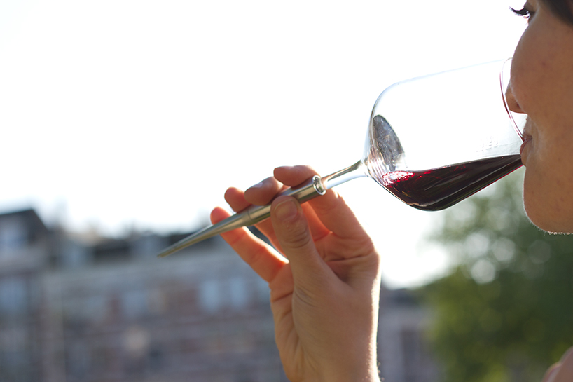 Special for lawn，Wine cup，Pointer，Pour the glass of red wine on the ground，