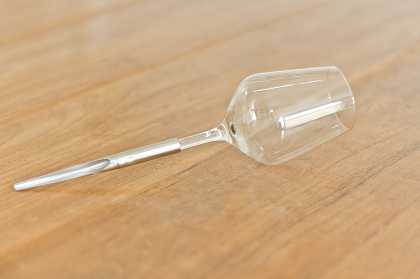 Special for lawn，Wine cup，Pointer，Pour the glass of red wine on the ground，