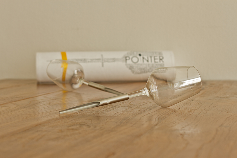 Special for lawn，Wine cup，Pointer，Pour the glass of red wine on the ground，