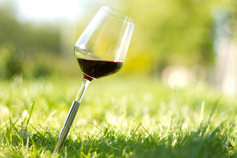 Special for lawn，Wine cup，Pointer，Pour the glass of red wine on the ground，