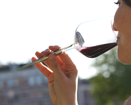 Special for lawn，Wine cup，Pointer，Pour the glass of red wine on the ground，