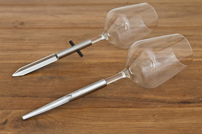 Special for lawn，Wine cup，Pointer，Pour the glass of red wine on the ground，