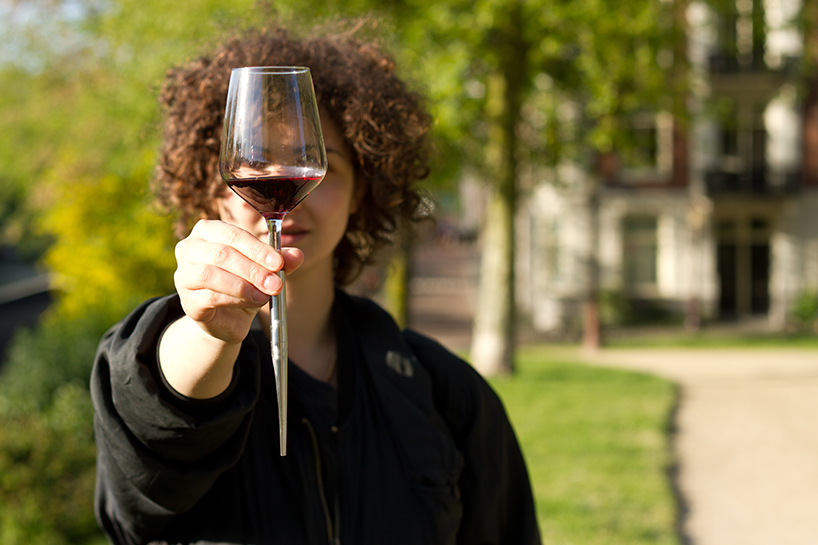 Special for lawn，Wine cup，Pointer，Pour the glass of red wine on the ground，