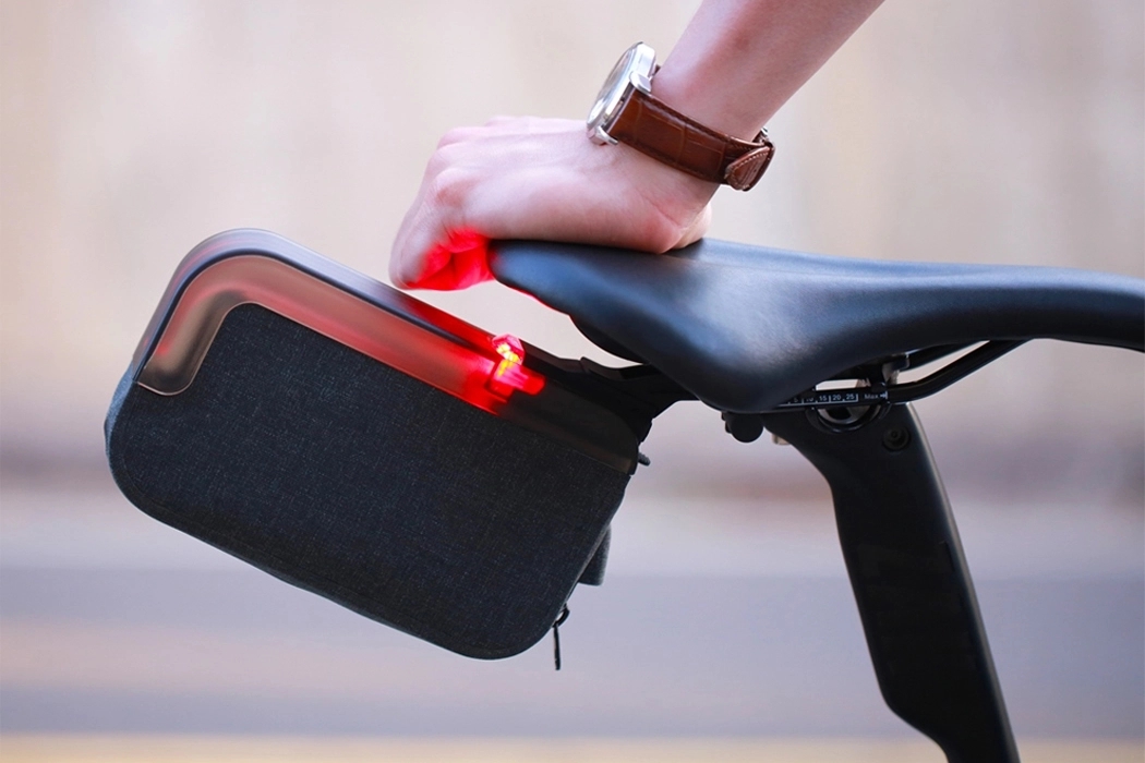 Ride，Bicycle，Signal lamp，Bicycle bag，
