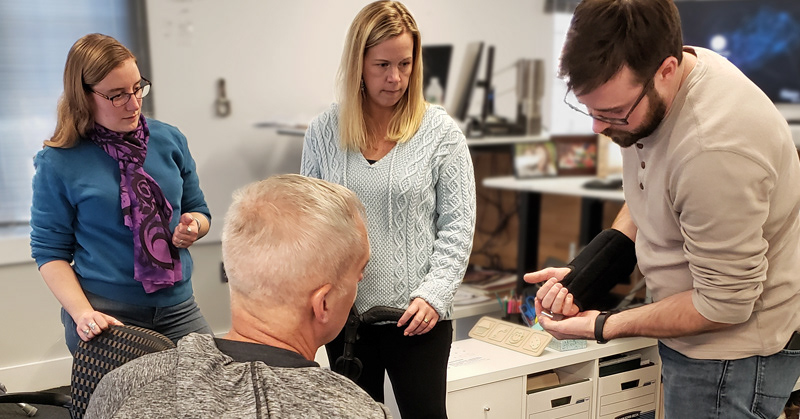 a cane，Mountaineering，medical care，