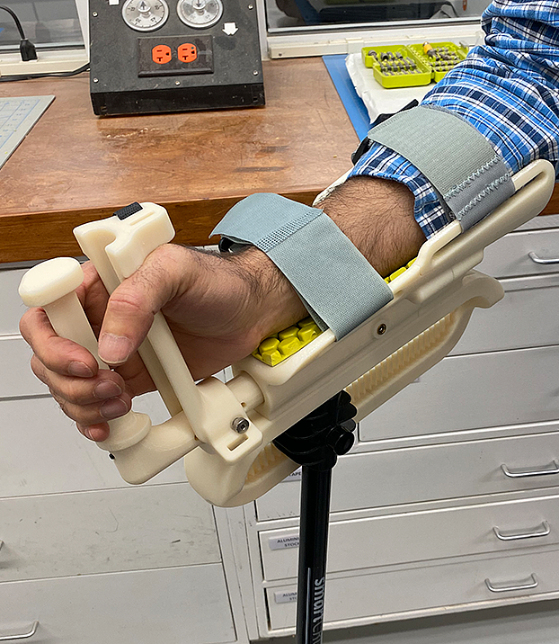 a cane，Mountaineering，medical care，