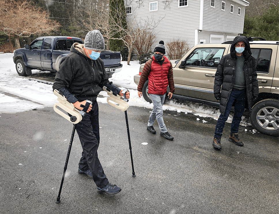 a cane，Mountaineering，medical care，