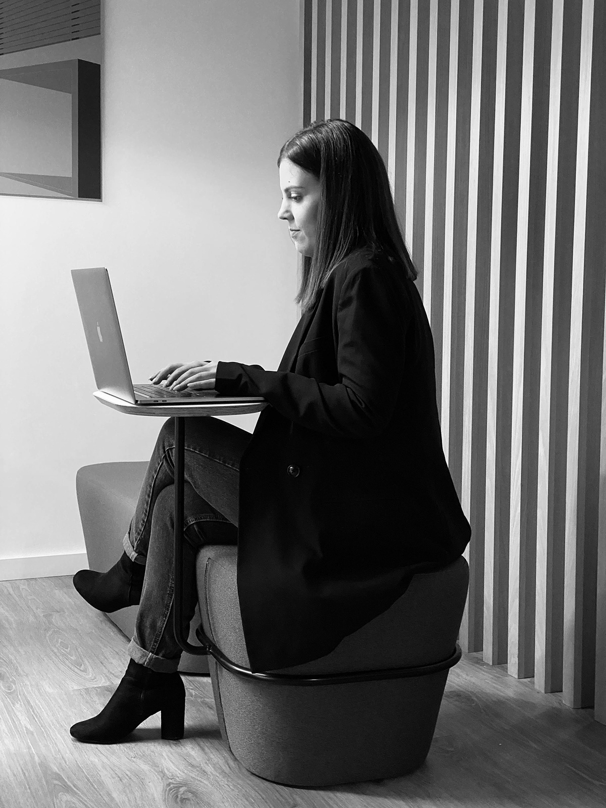 Table，chair，furniture，to work in an office，