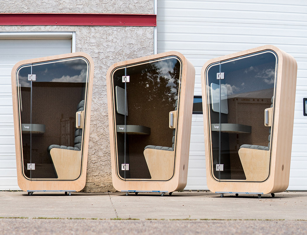 Public telephone booth，woodiness，to work in an office，privacy，