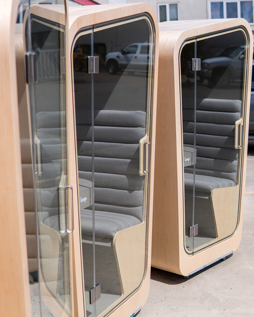 Public telephone booth，woodiness，to work in an office，privacy，