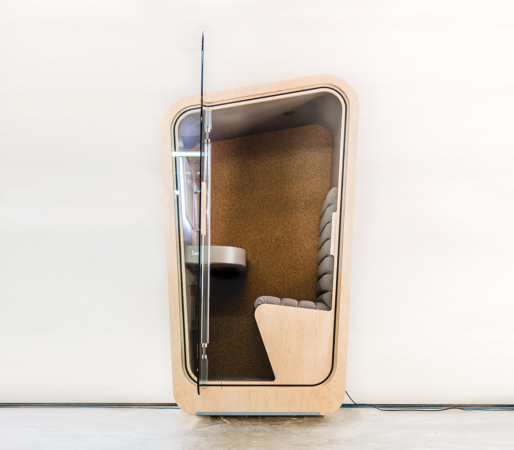 Public telephone booth，woodiness，to work in an office，privacy，