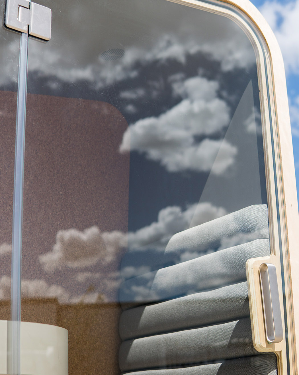 Public telephone booth，woodiness，to work in an office，privacy，