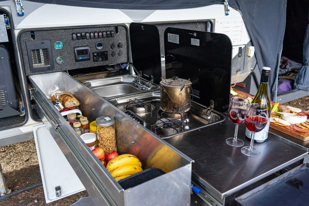 vehicle，automobile，Touring car，DOMINO，