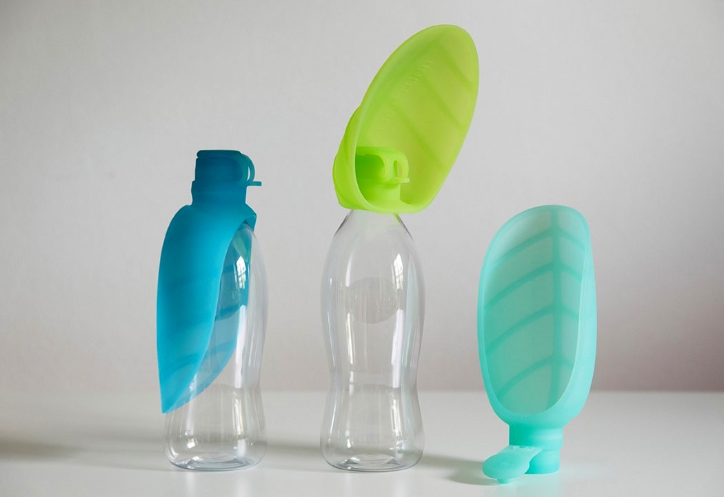 Pets，drink water，outdoors，Plastic，leaf，