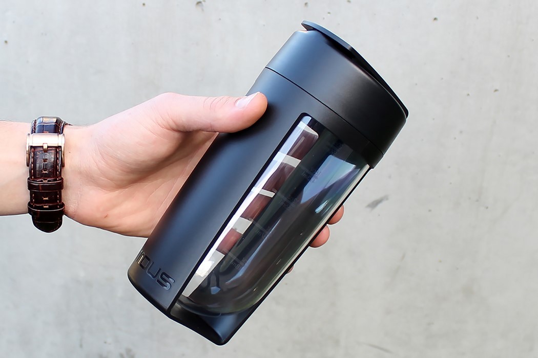 outdoors，Water cup，clean，motion，