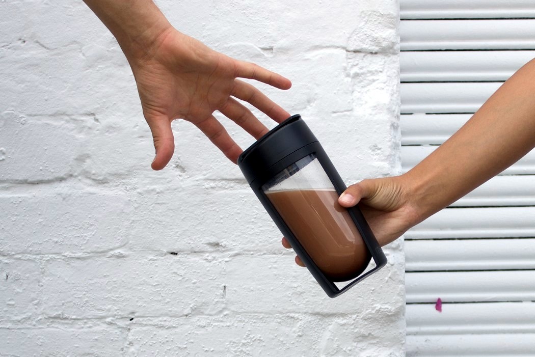 outdoors，Water cup，clean，motion，