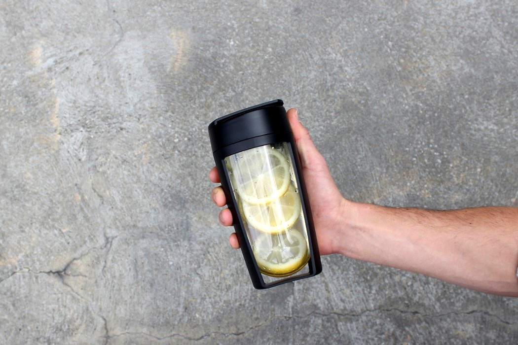 outdoors，Water cup，clean，motion，