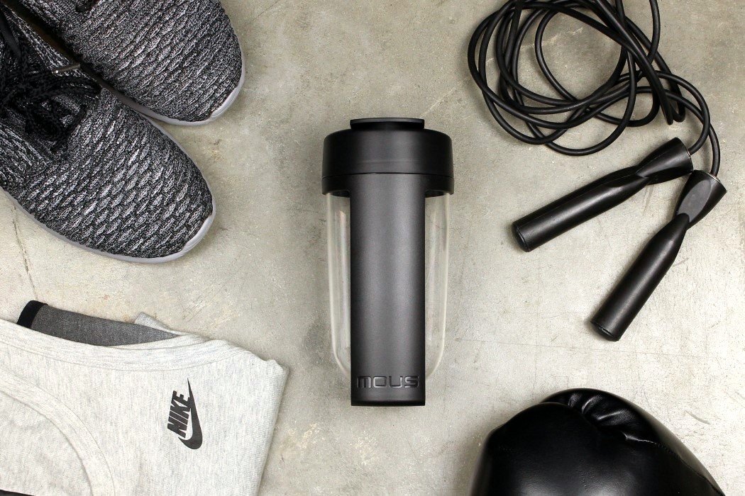 outdoors，Water cup，clean，motion，