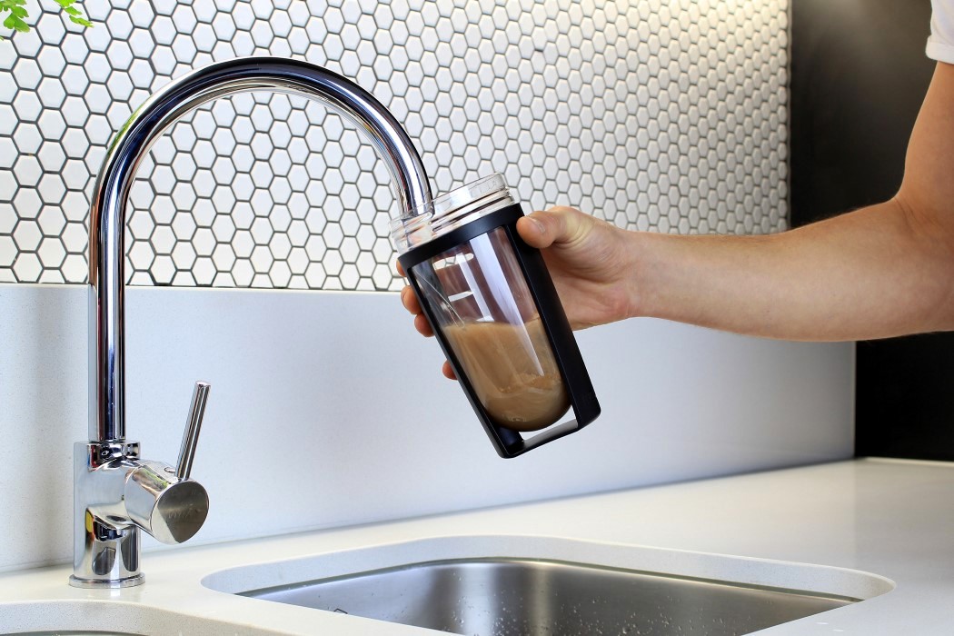 outdoors，Water cup，clean，motion，