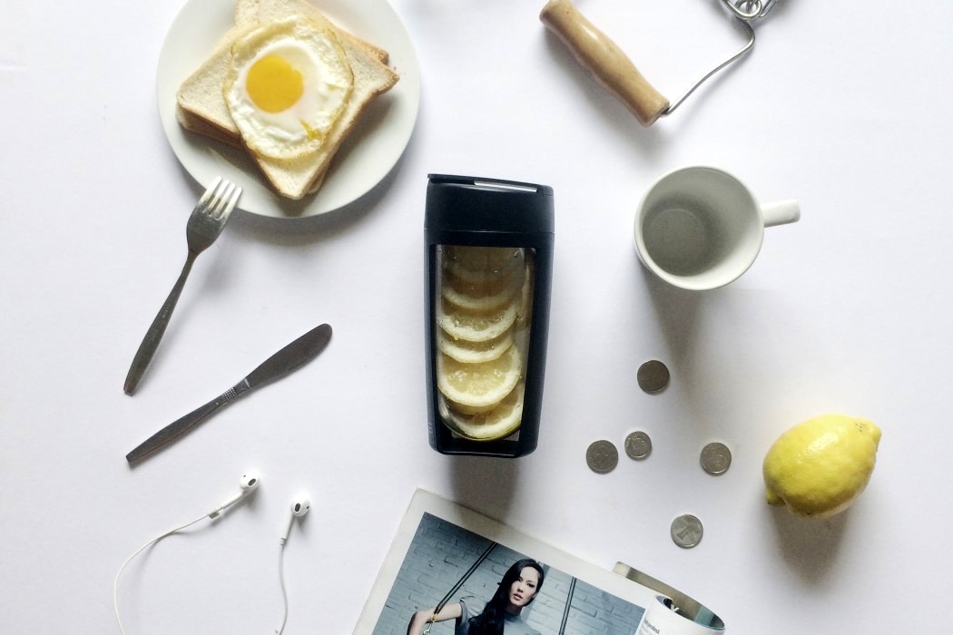 outdoors，Water cup，clean，motion，