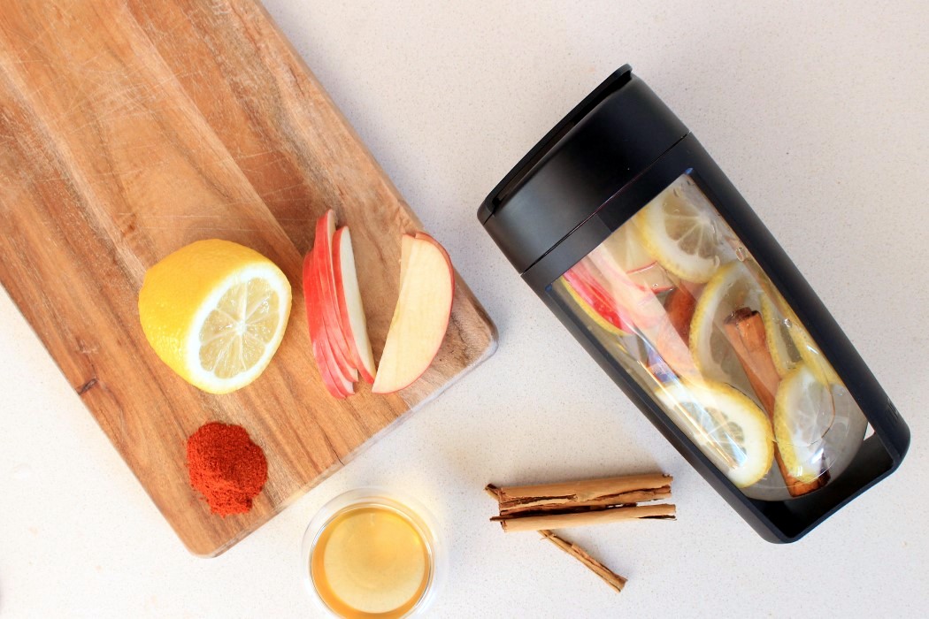 outdoors，Water cup，clean，motion，