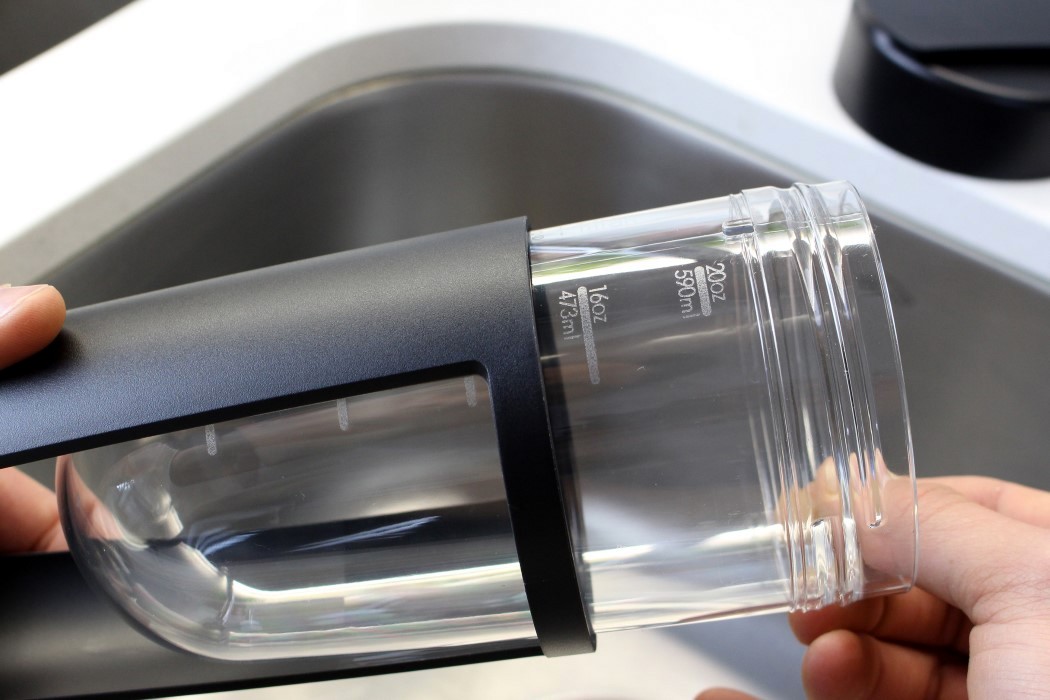 outdoors，Water cup，clean，motion，