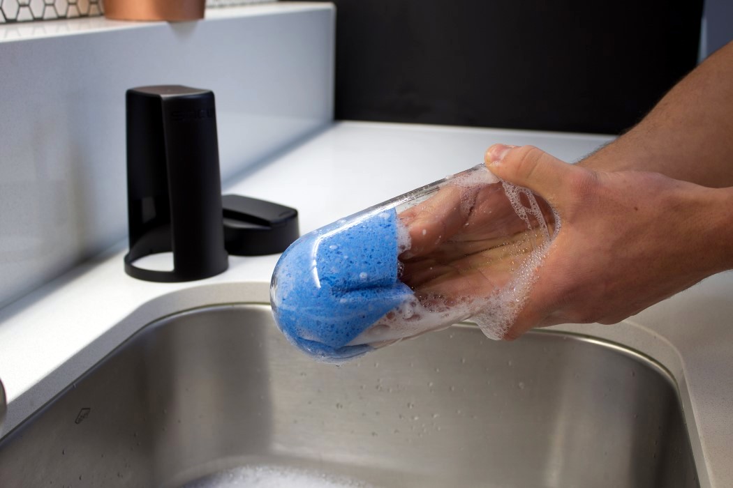 outdoors，Water cup，clean，motion，