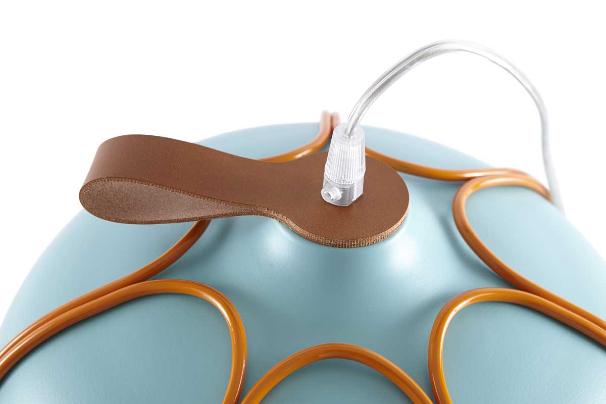 a chandelier，Bullshit.，Retro style，Tommaso Calder，