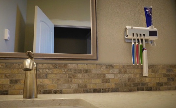 Integrated toothbrush sterilizer，