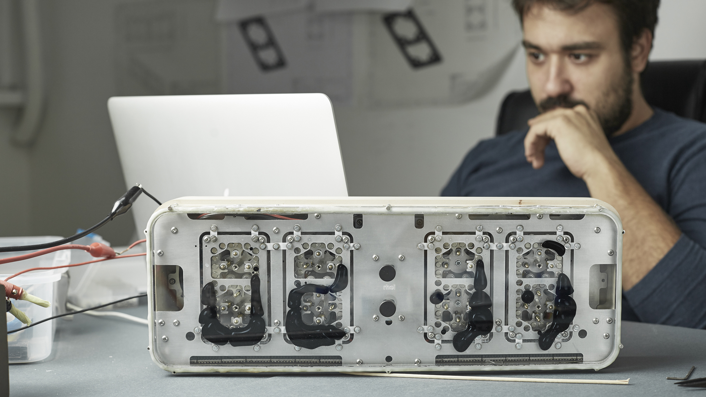 red dot，Liquid display，clock，