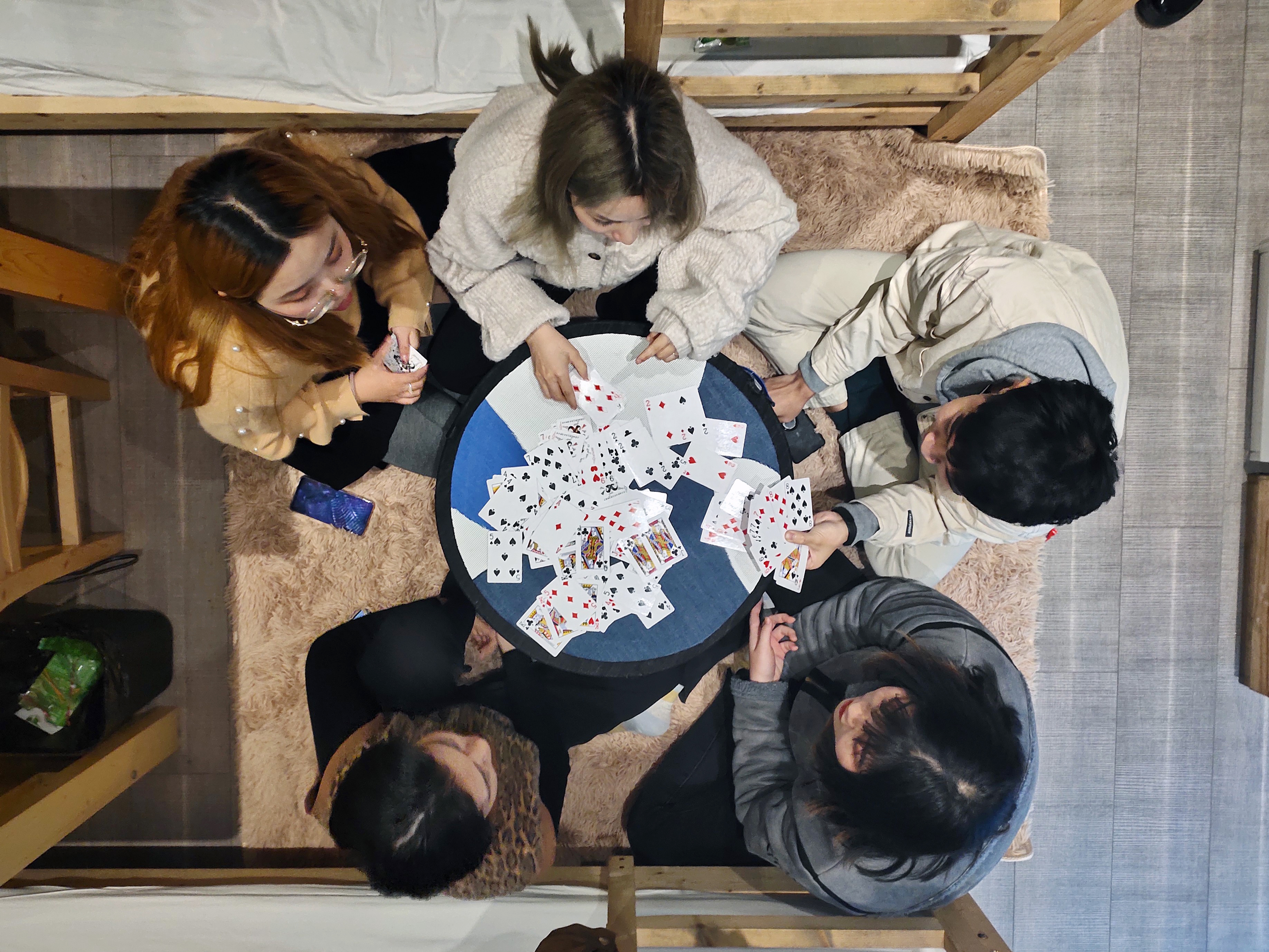 dormitory，entertainment，Folding table，camp，Large-sized apartment，Student works，