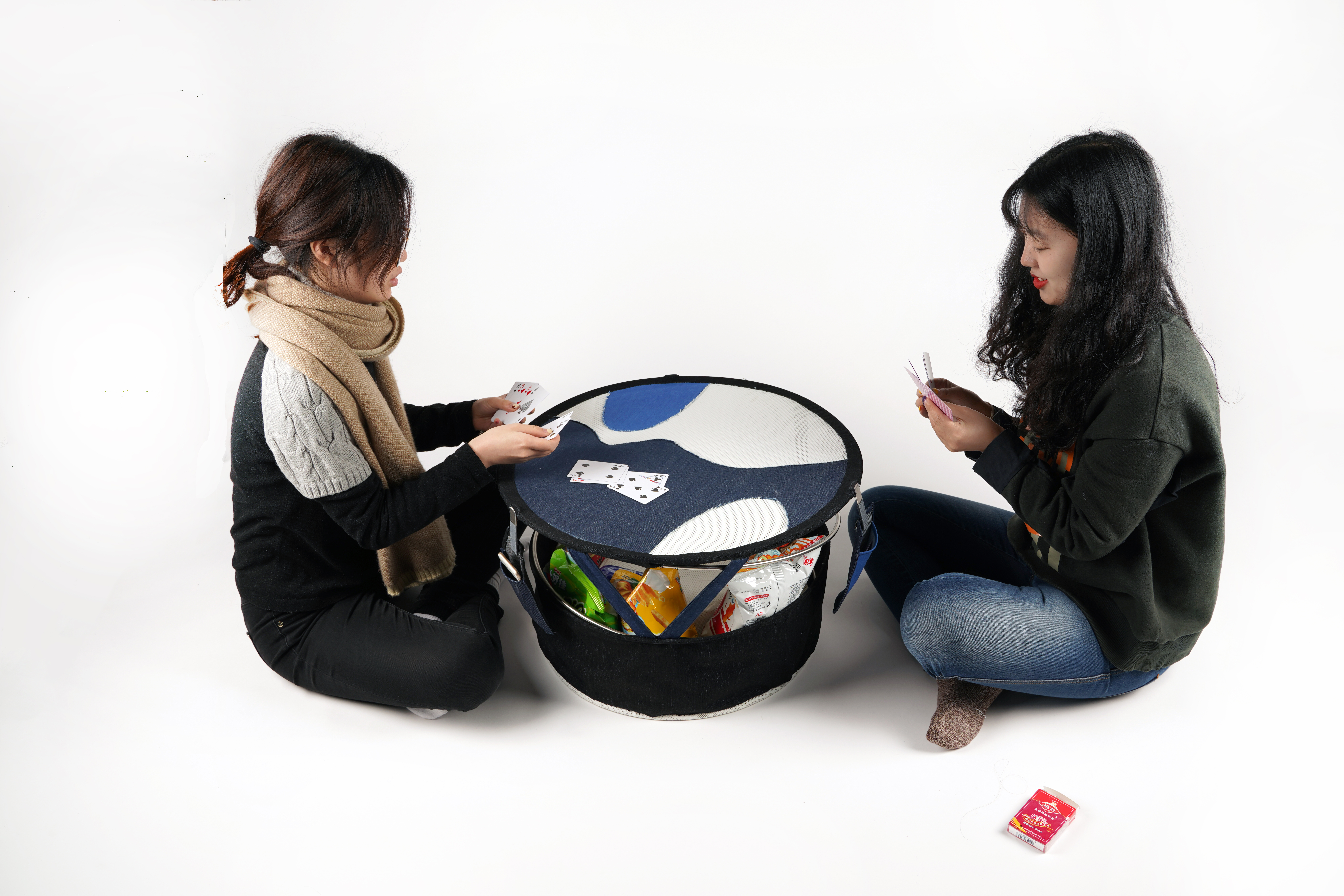 dormitory，entertainment，Folding table，camp，Large-sized apartment，Student works，