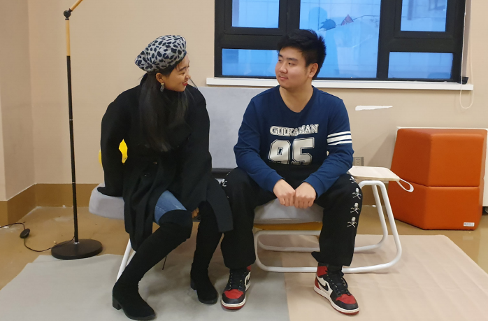 Lovers, communication, sofa，