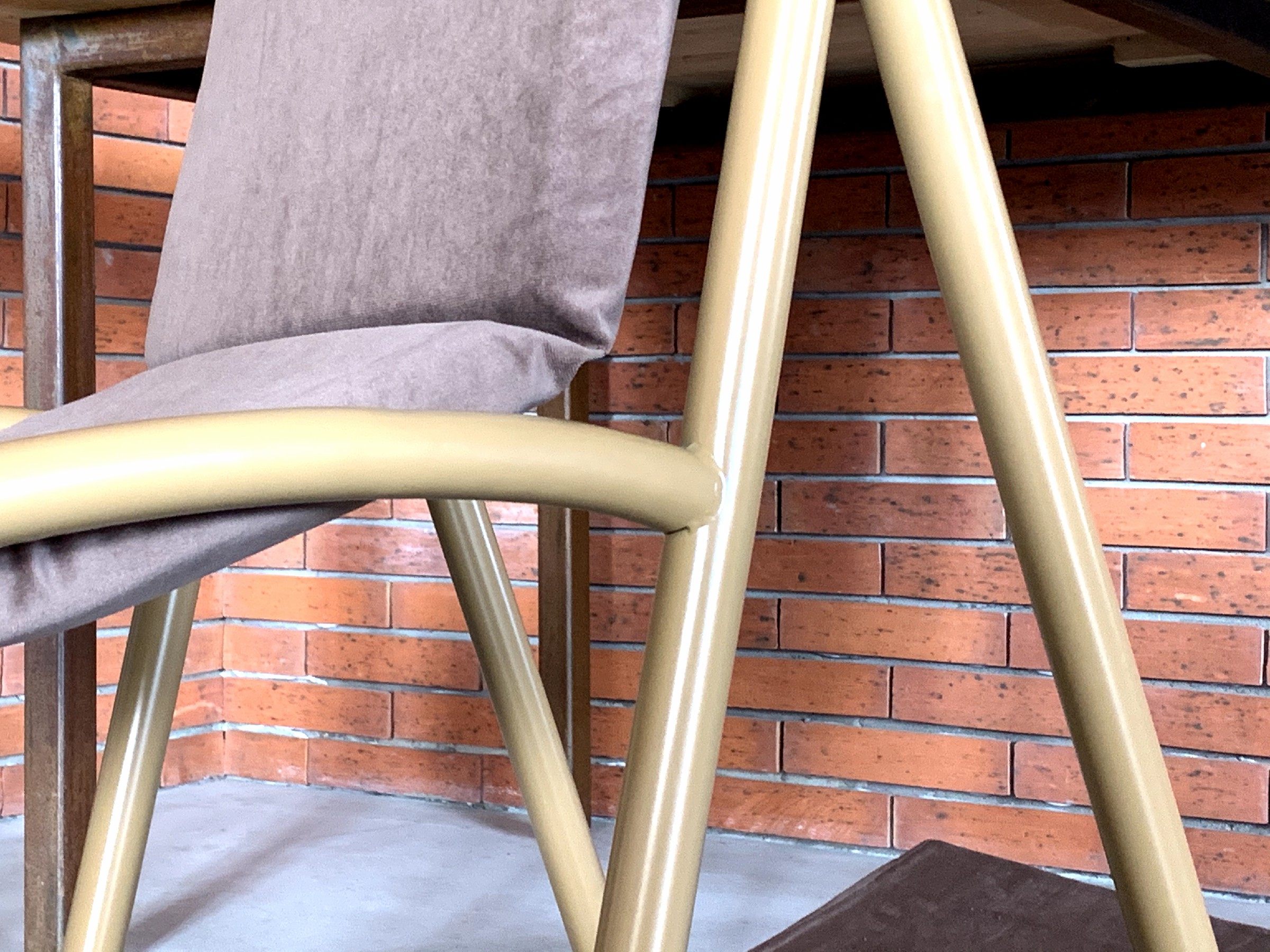 A furniture design to promote family relations，