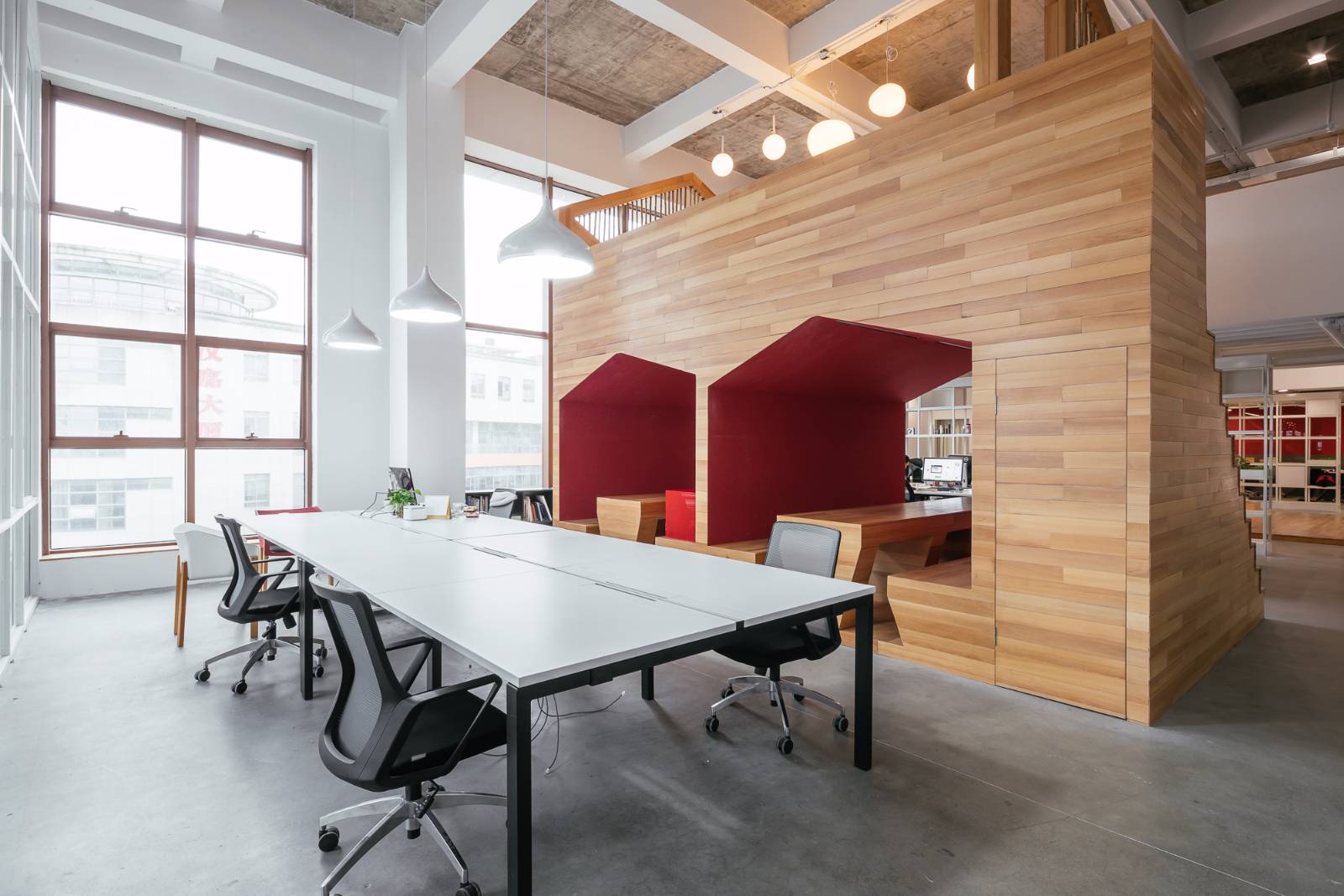 space，to work in an office，