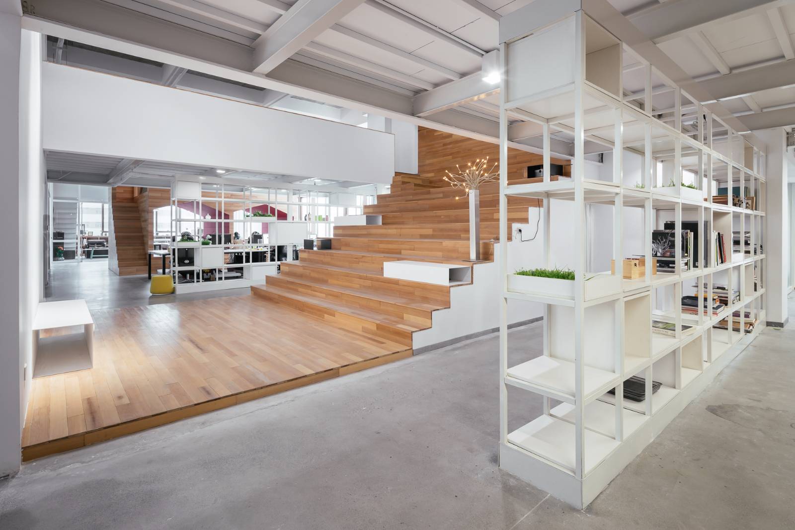 space，to work in an office，