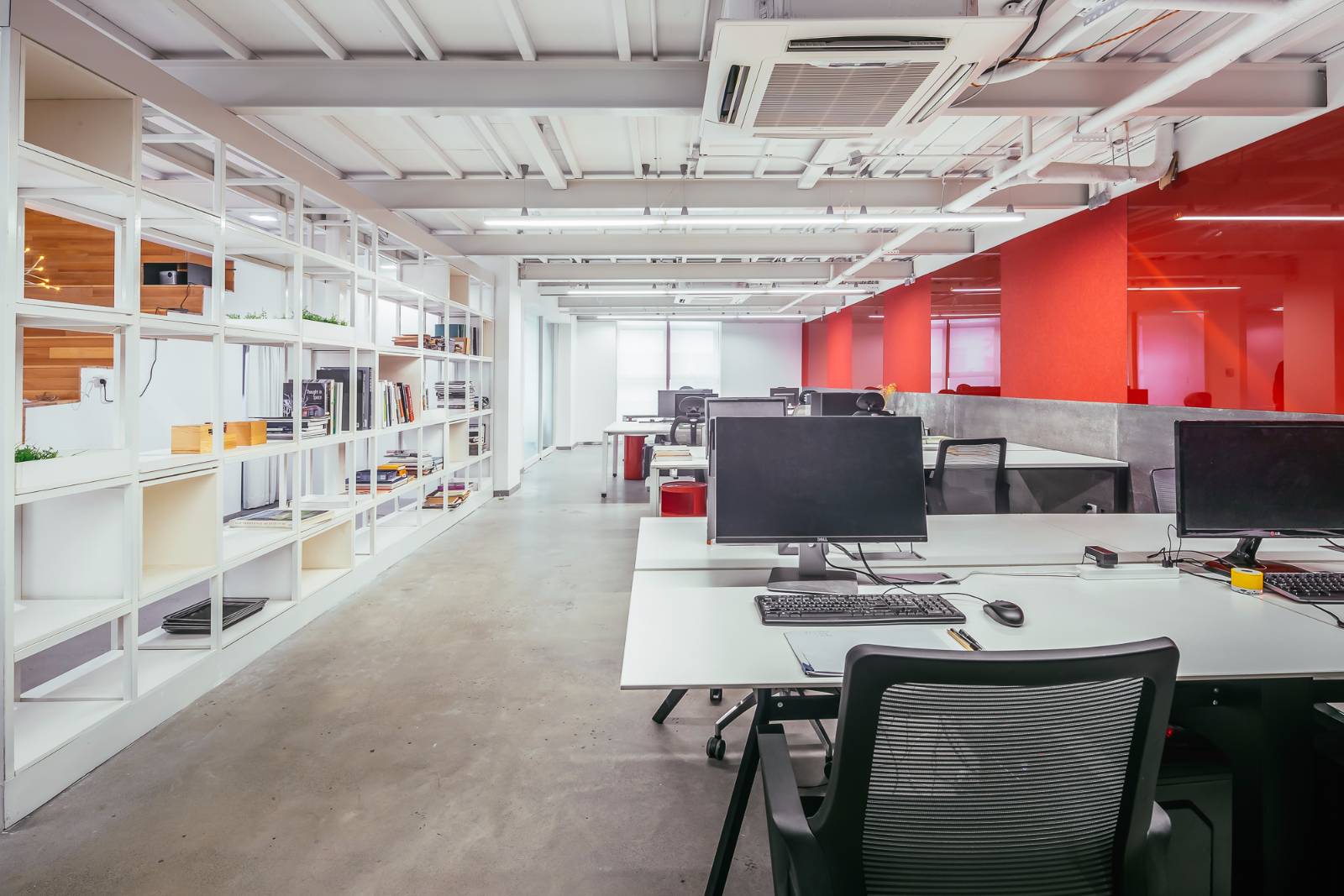 space，to work in an office，