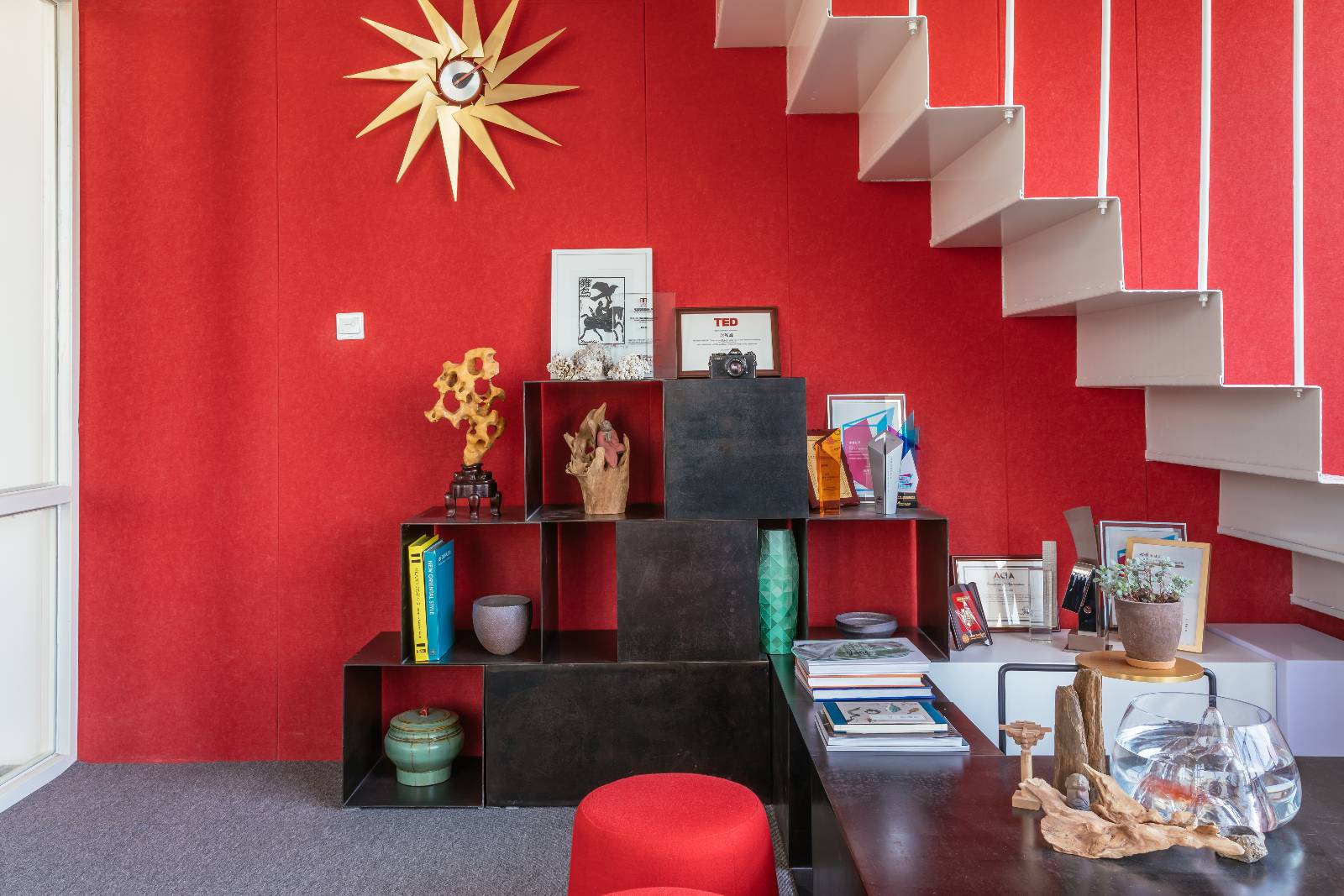 space，to work in an office，