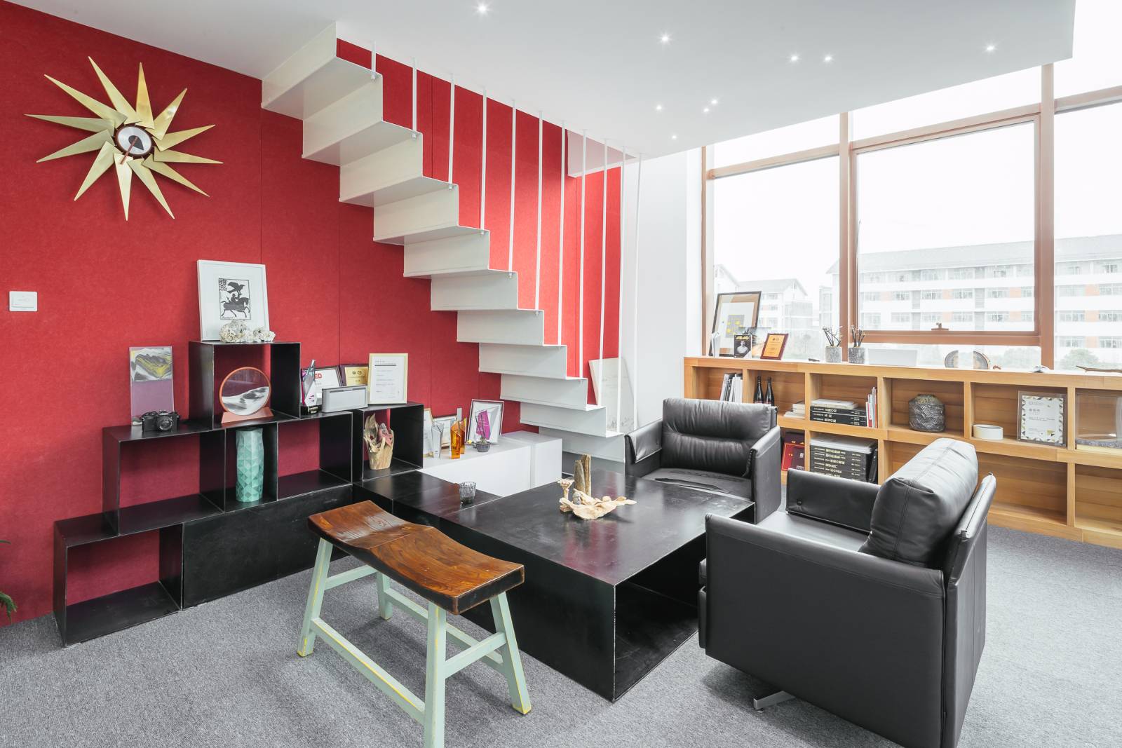 space，to work in an office，