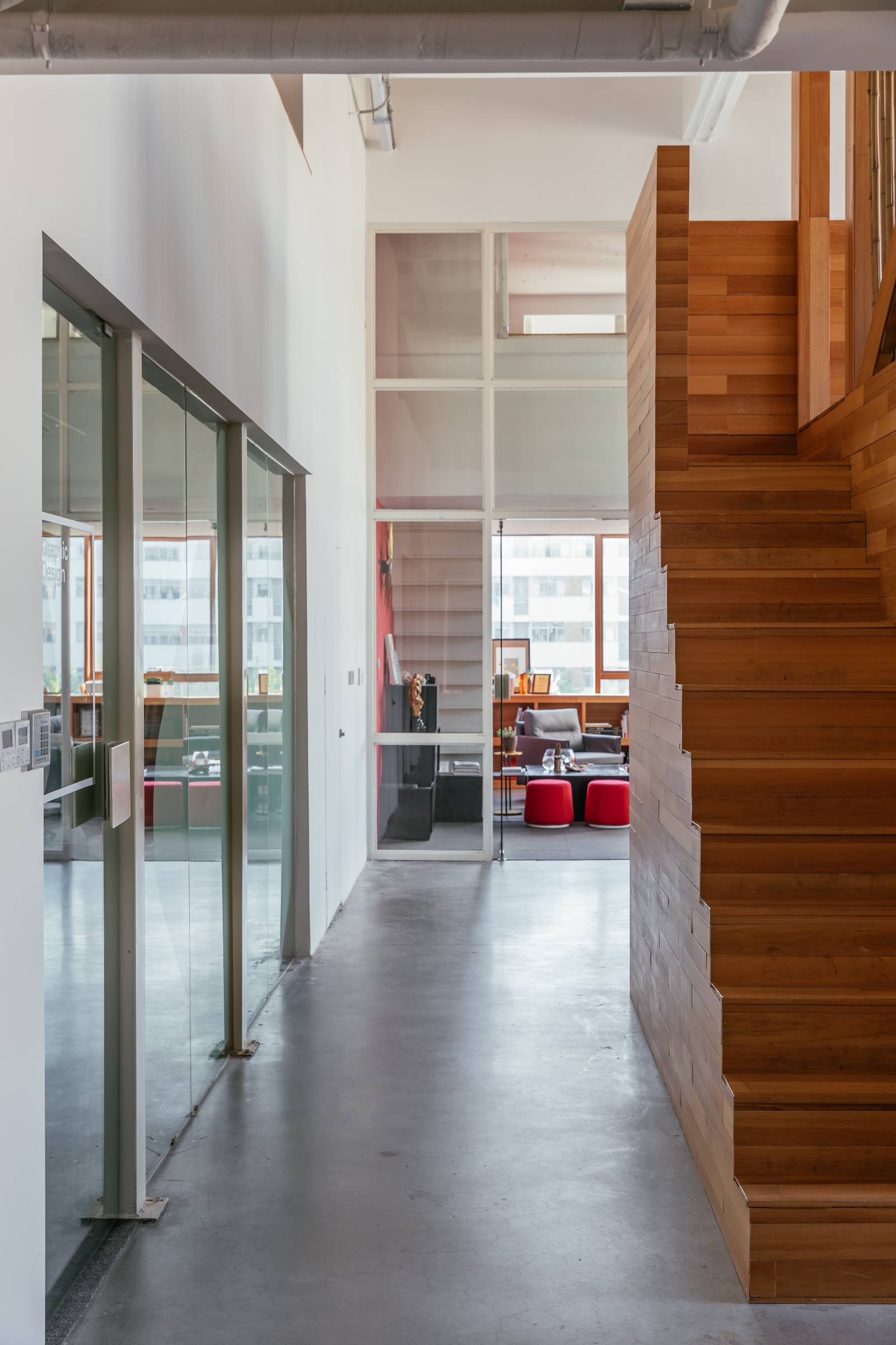 space，to work in an office，