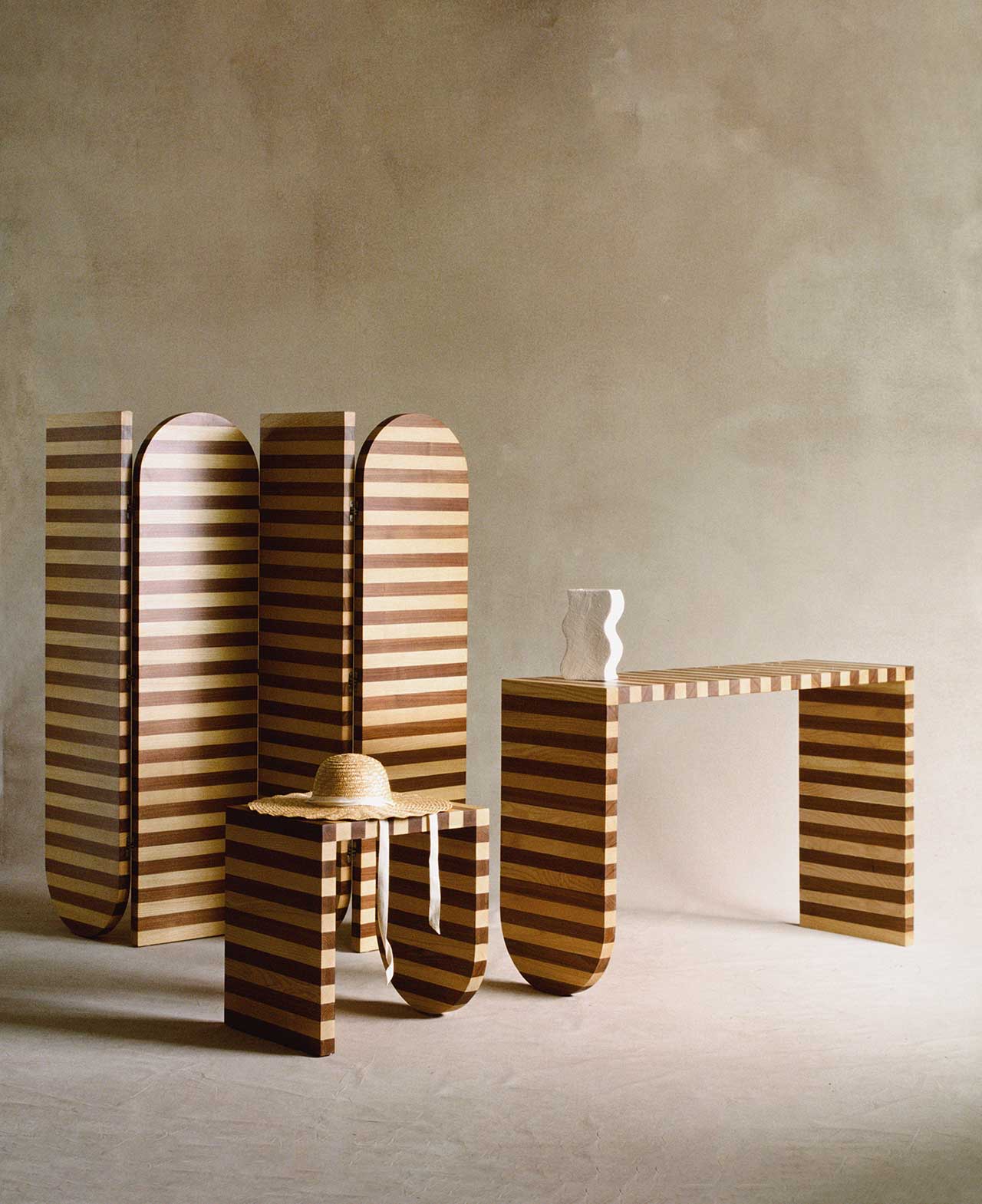sarah ellison推出一系列条纹木家具,很有设计感