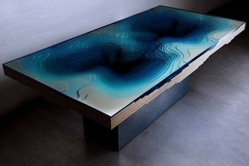 Dark blue，table，contour，water，