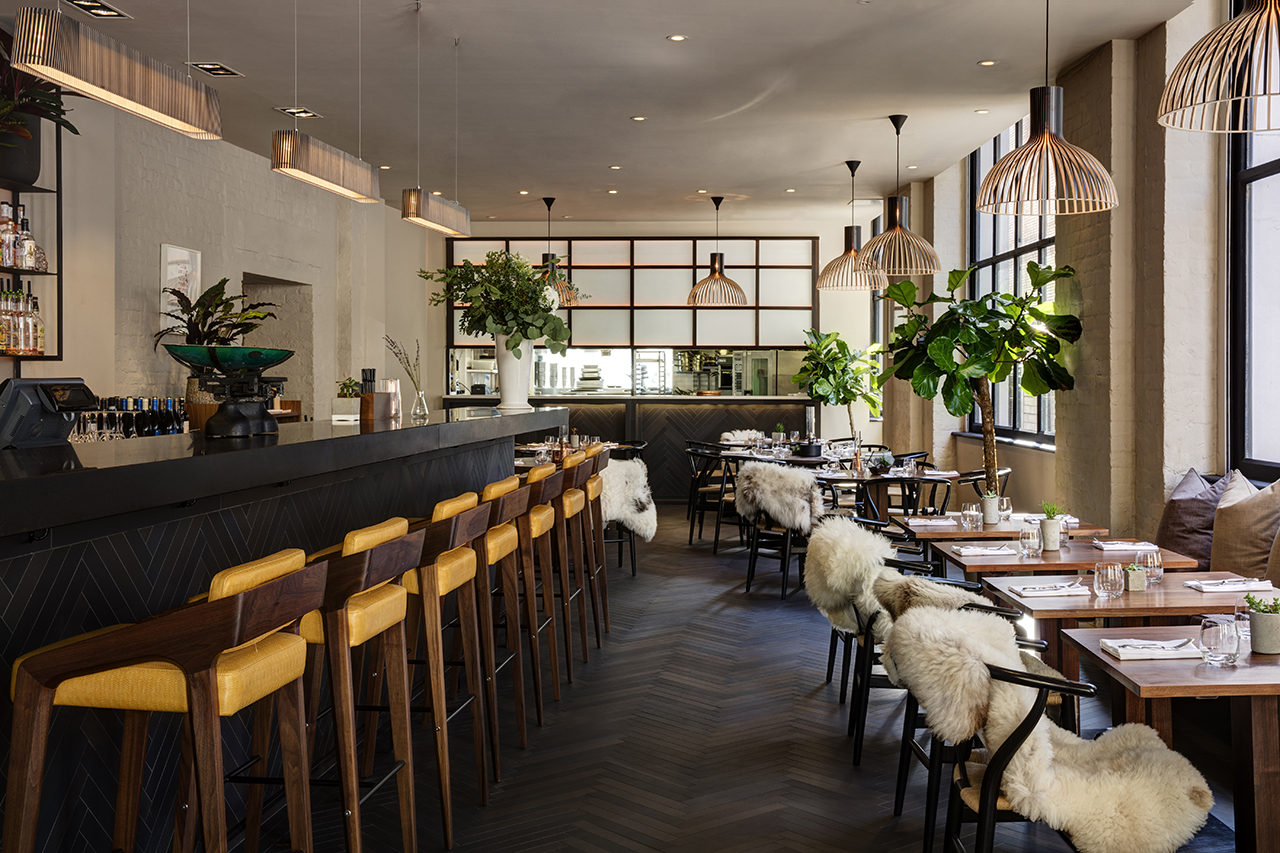 a chandelier，lighting，woodiness，manual，warm，