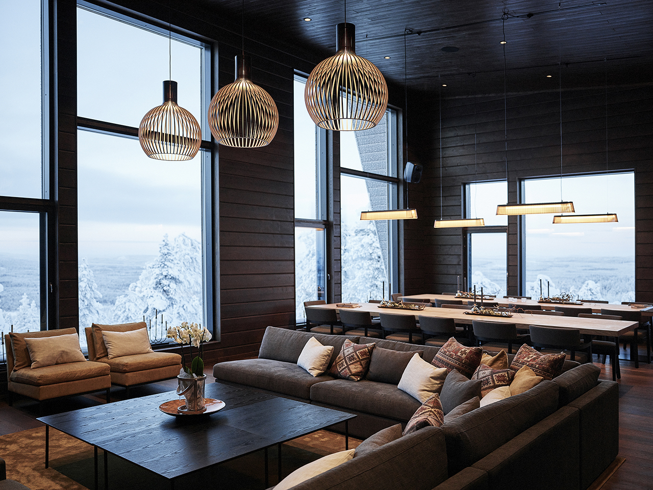 a chandelier，lighting，woodiness，manual，warm，