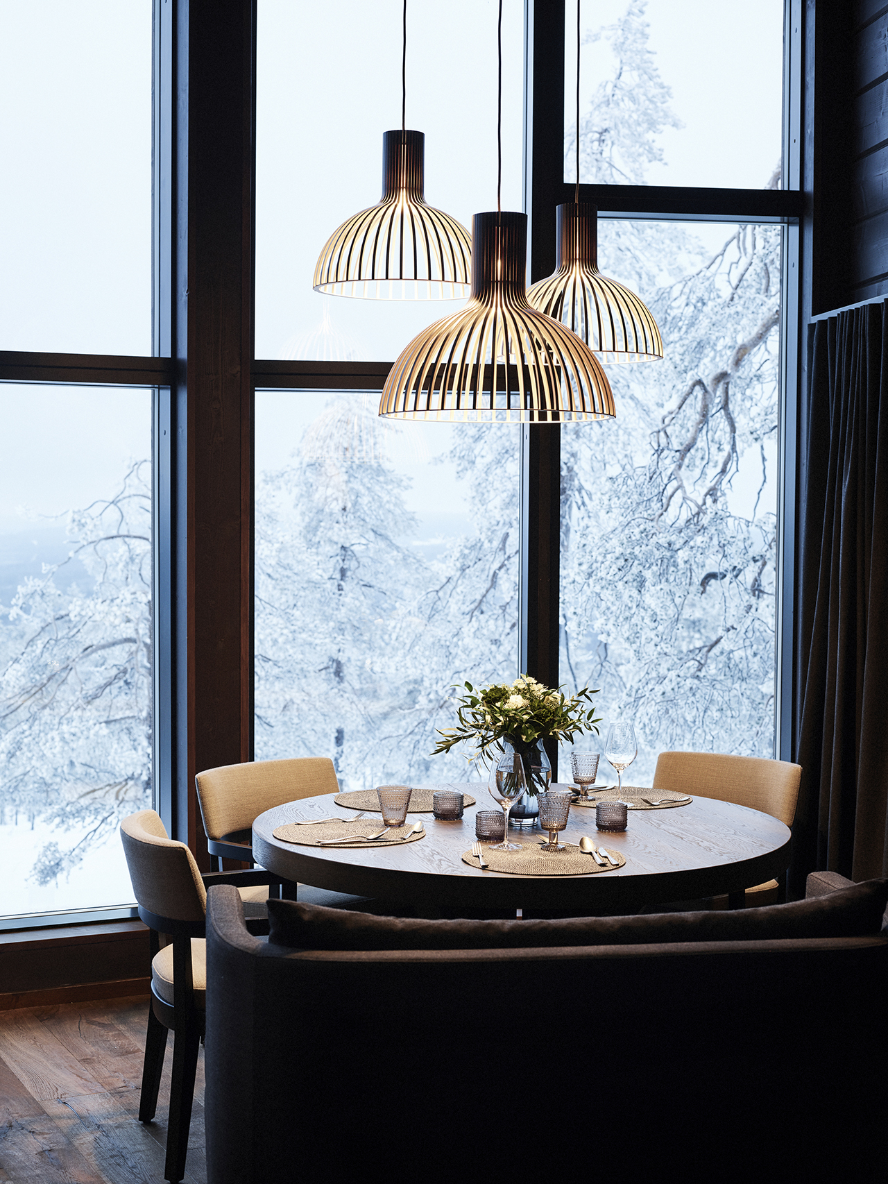 a chandelier，lighting，woodiness，manual，warm，