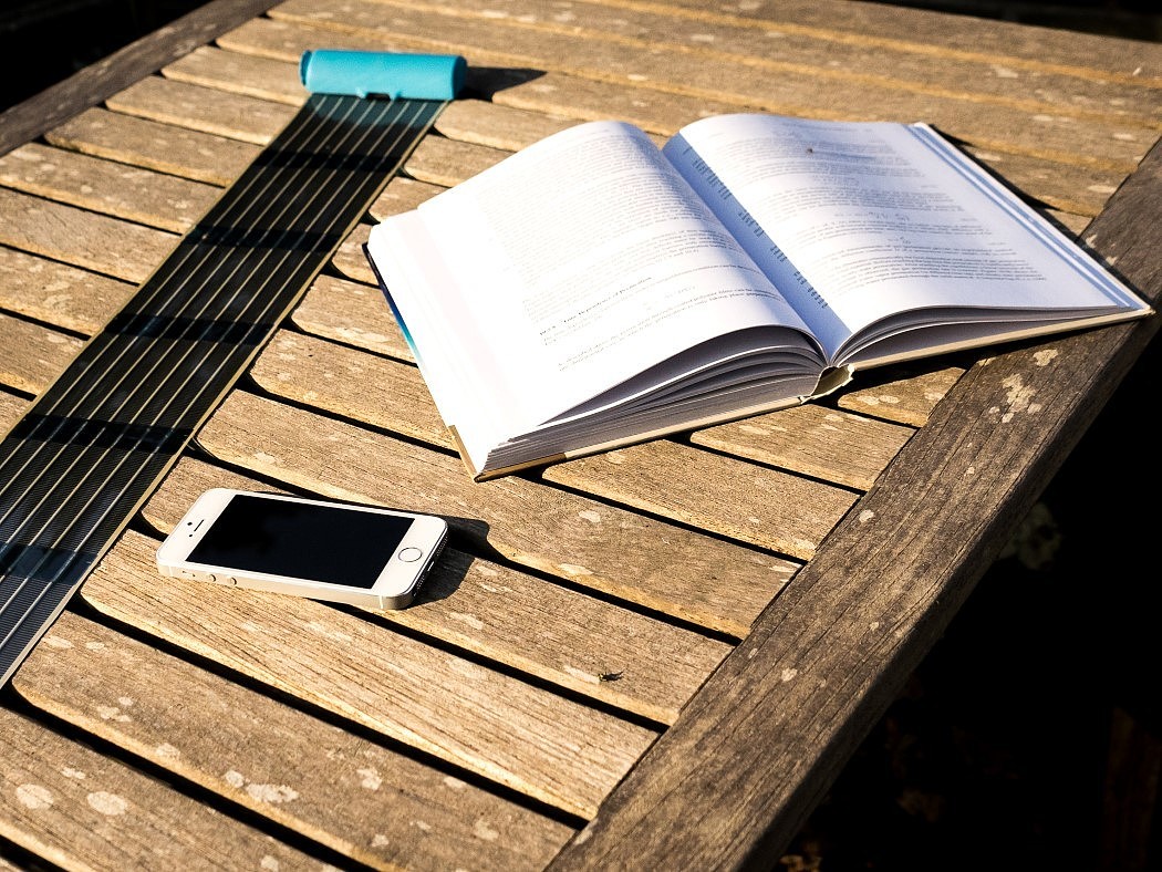 portable battery，solar energy，Portable，blue，white，