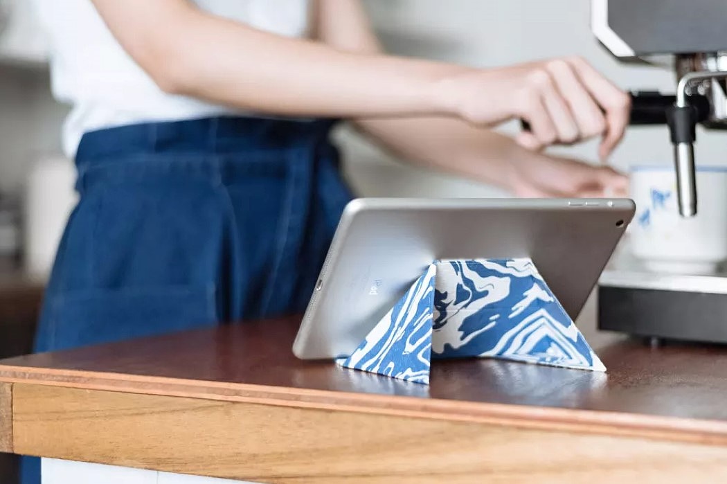 Origami，chair，Table，Water cup，headset，shoes，